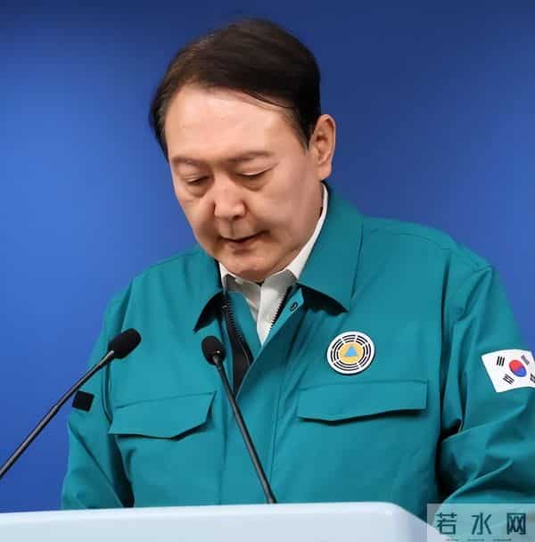 韩国踩踏事故现场:男子爬2楼逃生