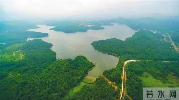 海南一漂流景区五一堵船了