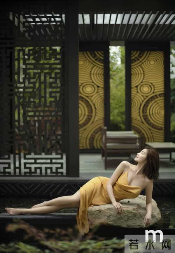 裸背拍照网红道歉