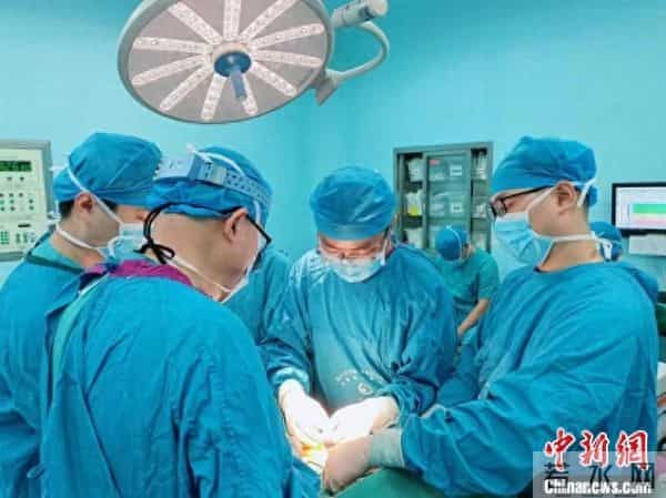 5月龄女婴肚子变大腹中取出寄生胎