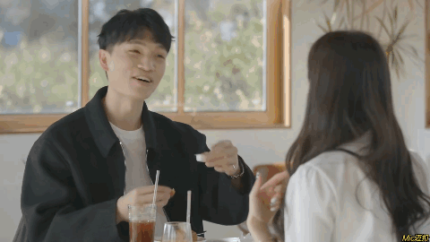 四川地震瞬间女幼师冲回屋救人