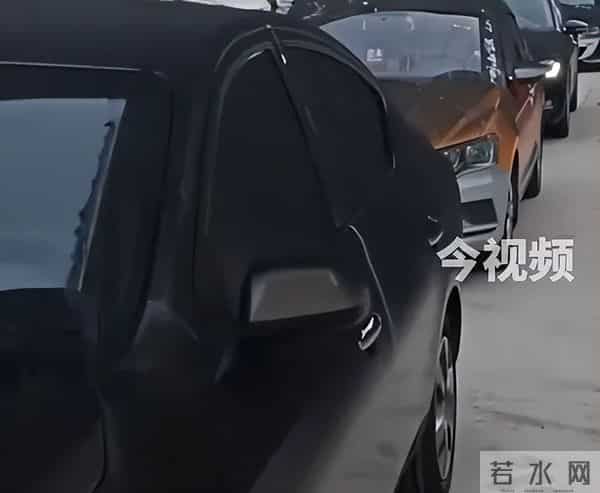 地下车库发生火灾 多辆车被“炭烤”