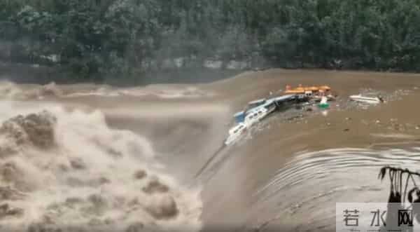 四川巴中多艘船只被洪水卷走