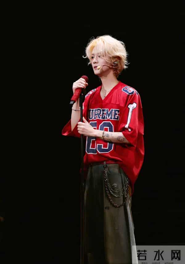 北京因疫情封闭小区风雪夜开演唱会