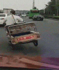 大妈跳广场舞把孩子栓栏杆上