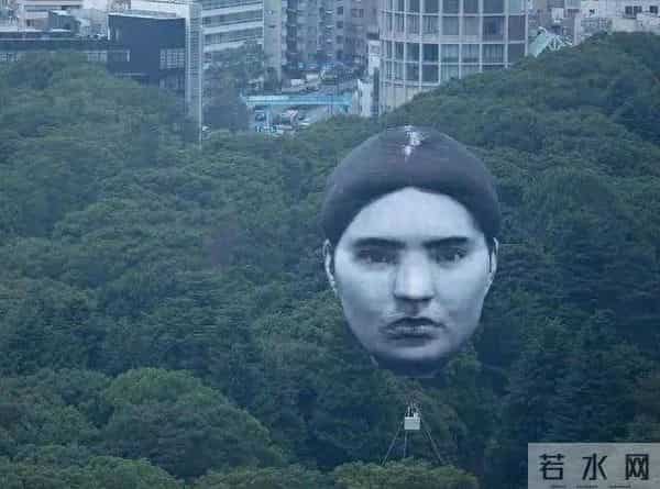 东京巨型人脸气球晚上会发光