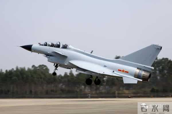 战机避开居民区一等功飞行员复飞