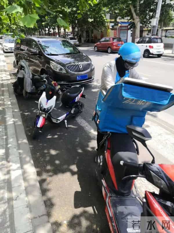 开豪车男子踢翻外卖小哥电动车