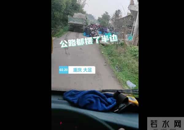 重庆村民吃席遇直升机悬停