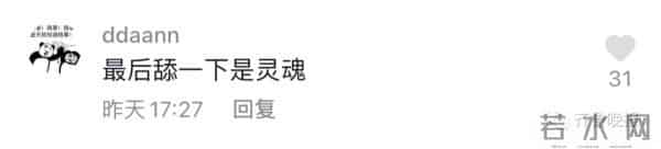 大猩猩自备吸管向游客索要饮料