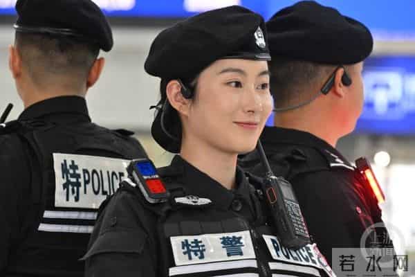 网友遇特警小姐姐眼神坚毅走路带风