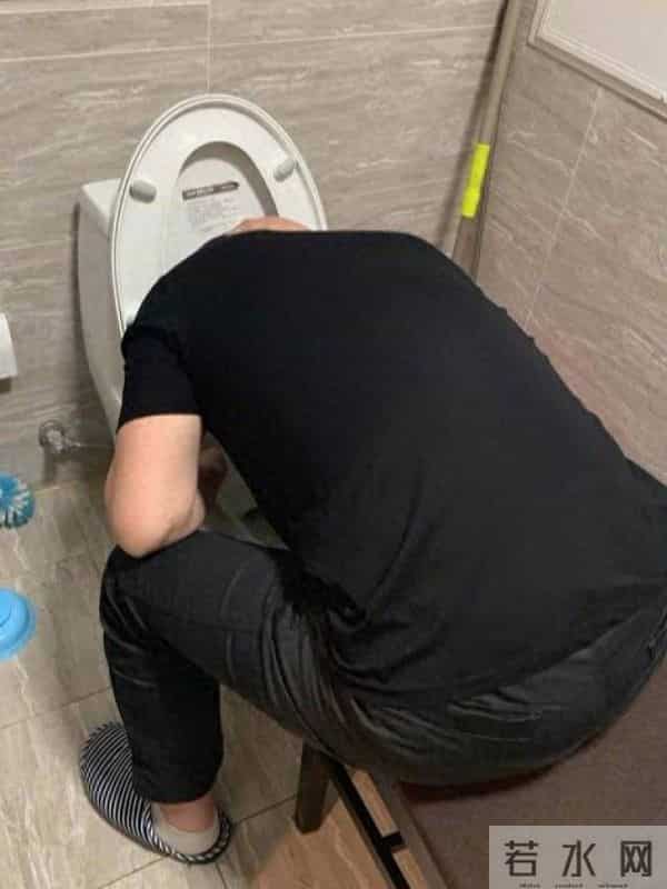 小伙国庆穿防护服给老丈人收玉米