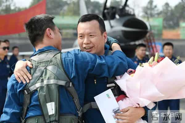 战机避开居民区一等功飞行员复飞