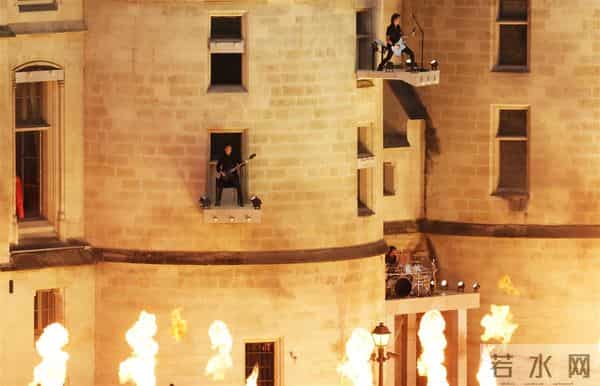 LADYGAGA像火烈鸟一样窜出来