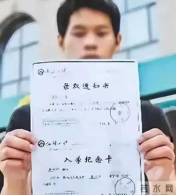 武汉一大学校门上跑火车？校方回应