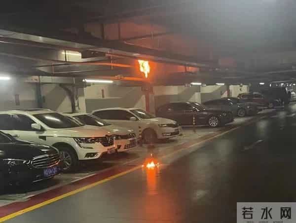 地下车库发生火灾 多辆车被“炭烤”