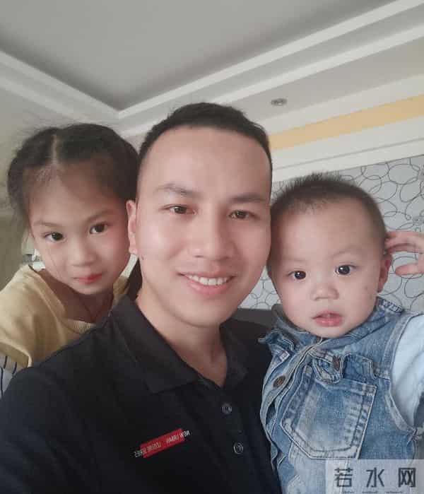 男子返岗女儿偷塞100元和卡片