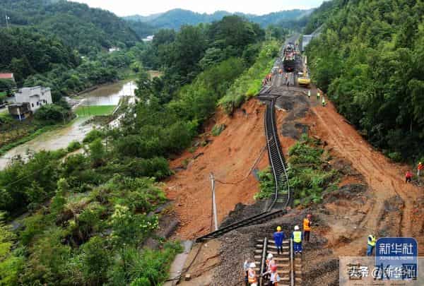 四川乐山大佛脚下河床裸露