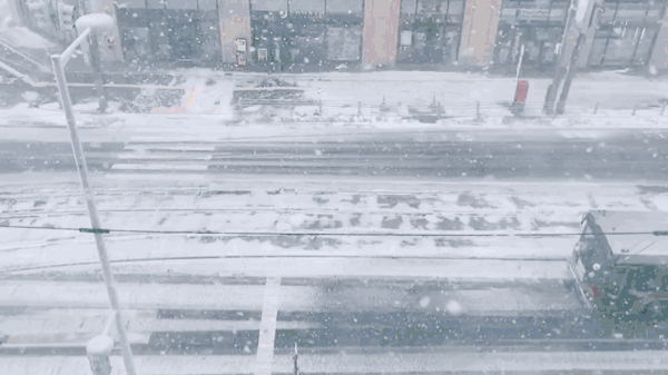 雪后刹车无效 司机一路顺滑下坡