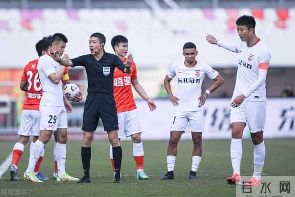 国足赛后郑智险些与球迷发生冲突