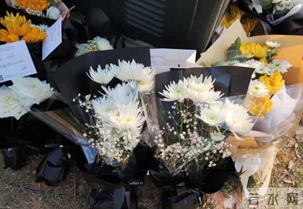 长沙学生自发前往倒塌事故地献花