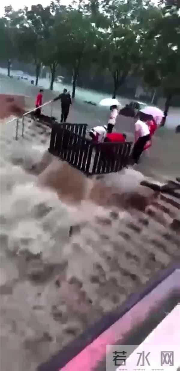 洛阳暴雨-隧道积水车辆被淹