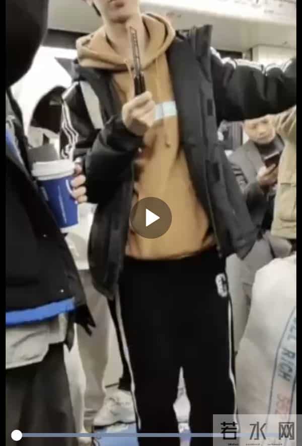 上海地铁内男子耍刀