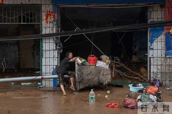 实拍河南暴雨-急流冲垮大桥
