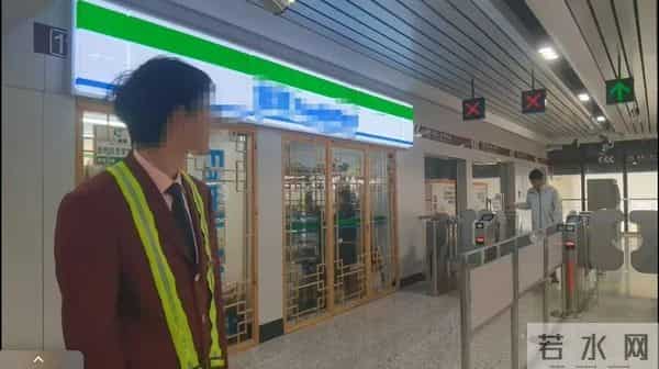上海地铁一安检员上班睡觉