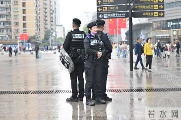 网友遇特警小姐姐眼神坚毅走路带风