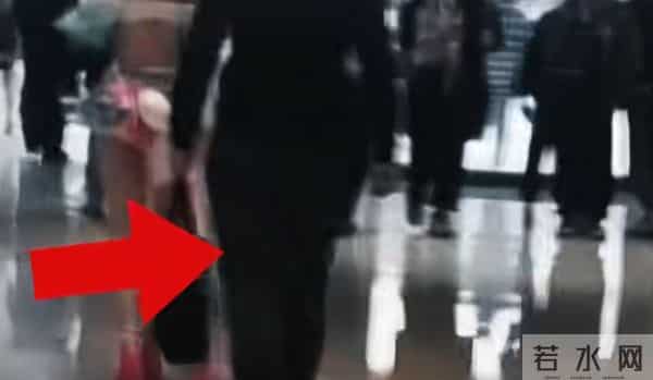 男孩按停扶梯致女孩摔伤 双方和解