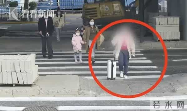 初中女生带满箱偶像周边离家出走