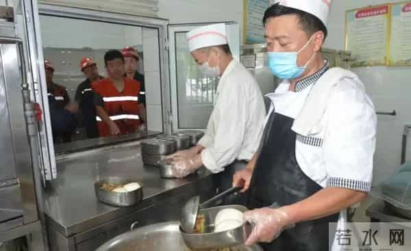 女生餐馆吃饭一抬头发现店家全午睡