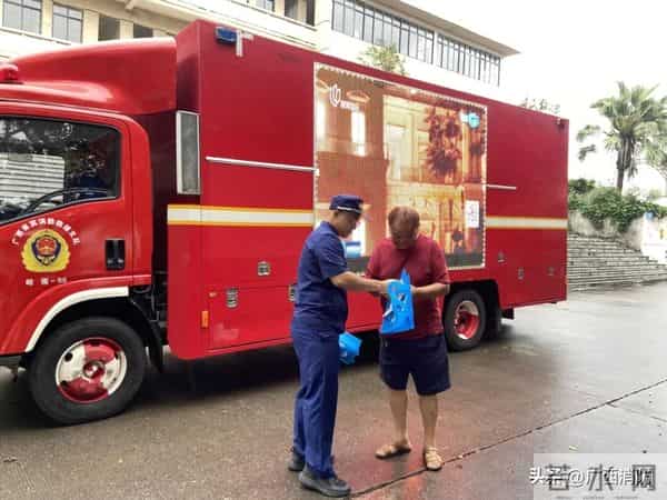 广西消防驻地满是鲜花