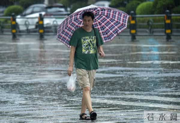 台风登陆海南-暴雨下市民艰难行走