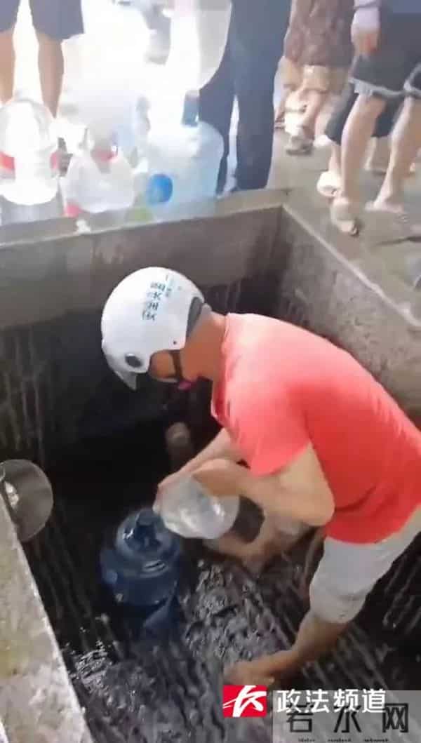 男子赤脚进网红古井取水