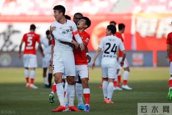 国足赛后郑智险些与球迷发生冲突