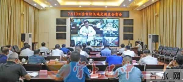 四川巴中多艘船只被洪水卷走