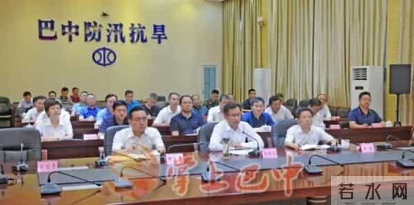 四川巴中多艘船只被洪水卷走