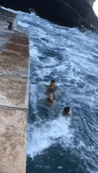 大妈跳广场舞把孩子栓栏杆上