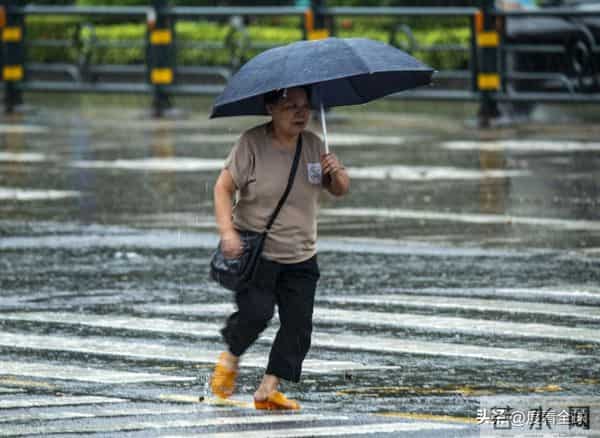 台风登陆海南-暴雨下市民艰难行走