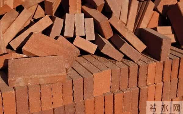 居民自建房红砖一捏就碎-官方回应