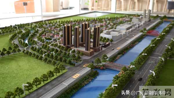 网格员哭到一半工作一来秒变坚强