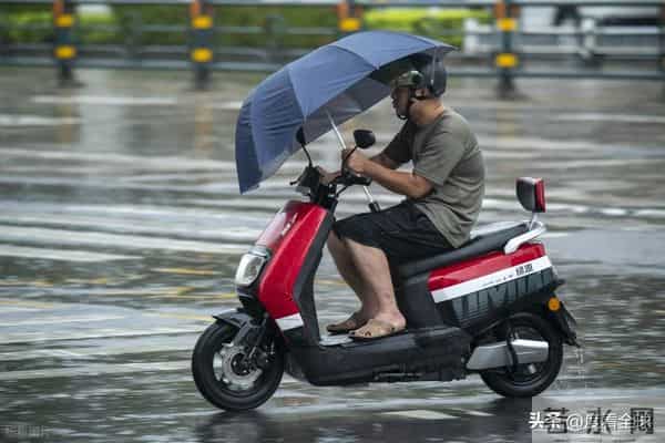 台风登陆海南-暴雨下市民艰难行走