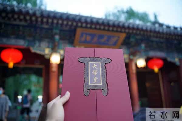 复旦送新生一盏小灯笼