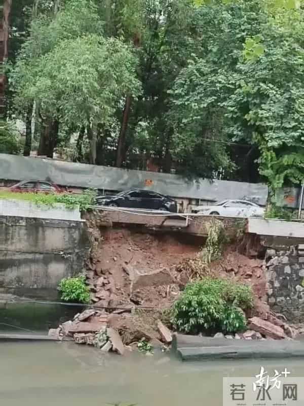 广东暴雨-街头积水市民骑车如渡河
