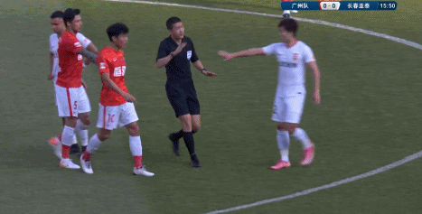 国足赛后郑智险些与球迷发生冲突