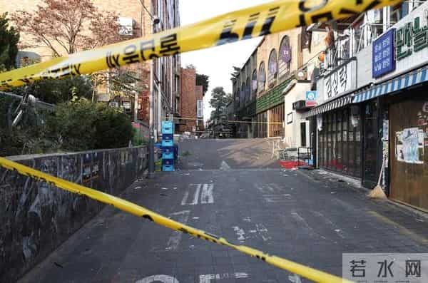 韩国踩踏事故现场:男子爬2楼逃生