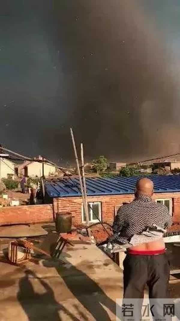 辽宁突发龙卷风 事发地在居民区附近