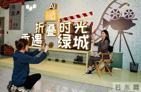 郑州地铁口摆满鲜花